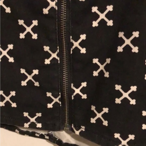 H&M Black and white X pattern zip front skirt - Picture 3 of 7